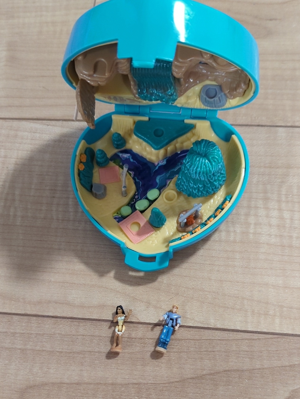 Poka Hontas Polly Pocket With Two Figures